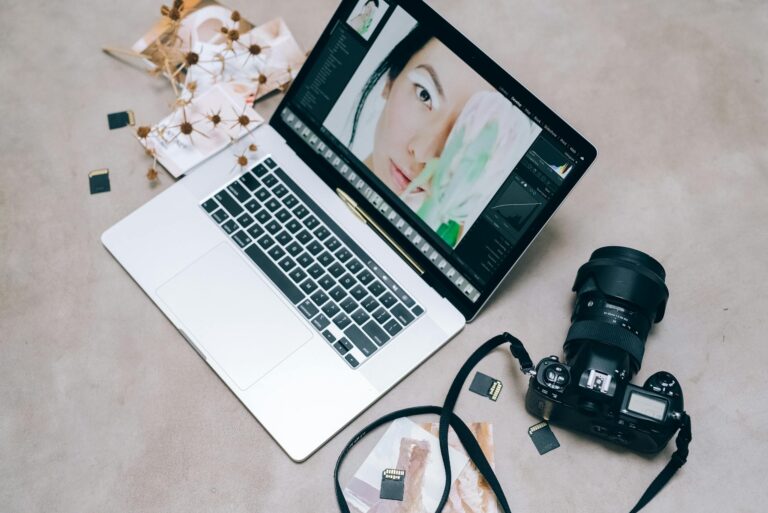 Zdjęcie laptopa i aparatu na biurku