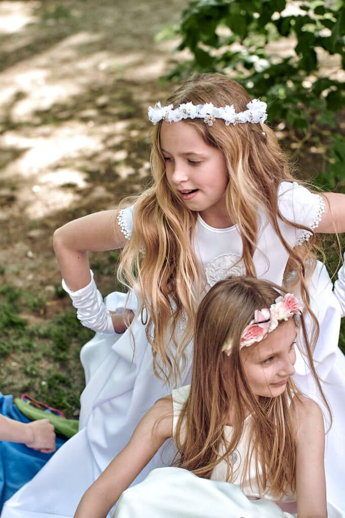 Zabawa dziewczynek pierwszokomunijnych podczas reportażu