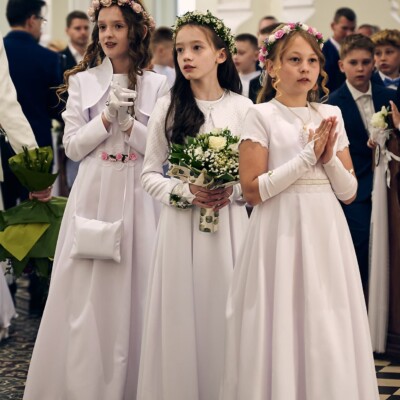 Pierwszokomunijne dziewczynki podczas uroczystości w kosciele