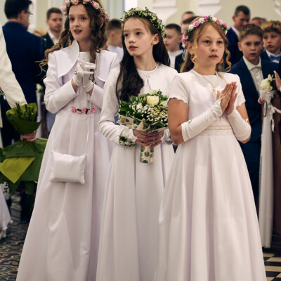 Pierwszokomunijne dziewczynki podczas uroczystości w kosciele