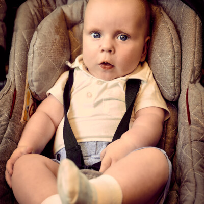 Portret małego dziecka w wózku.