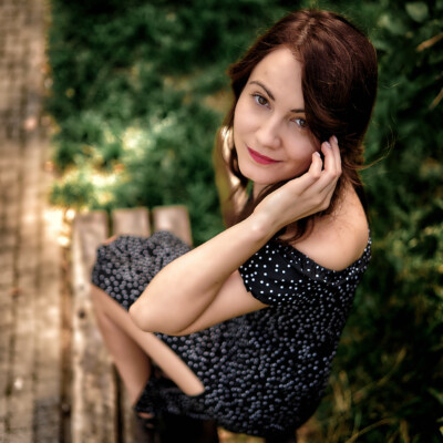 Modelka siedząca na ławce w parku - portret