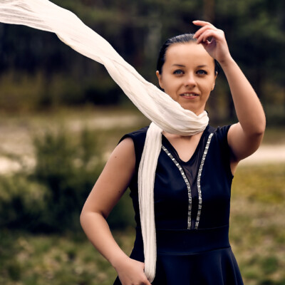 Sesja Moniki w Łodzi w lesie