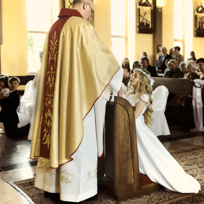 Eucharystia podczas reportażu w kościele w Pabianicach