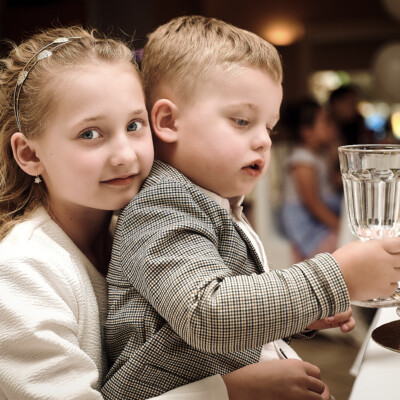 Reportaż Komunijny - dzieci podczas przyjęcia siedzące przy stole