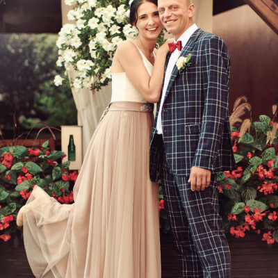 Para młoda pozuje do zdjęcia w ogrodzie - hotel w Pabianicach