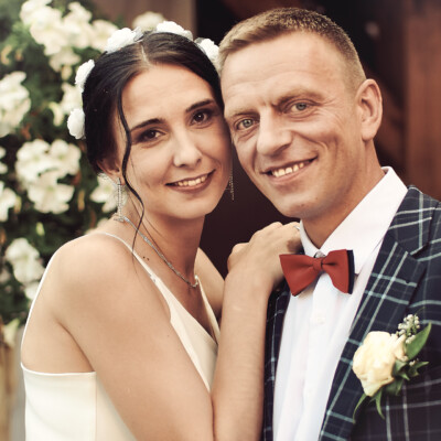 Sesja ślubna - Para młoda na tle kwiatów