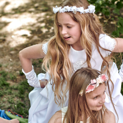 Zabawa dziewczynek pierwszokomunijnych podczas reportażu