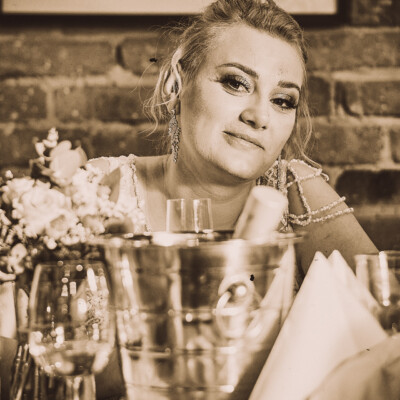 Szczęśliwa Pani Młoda za stołem