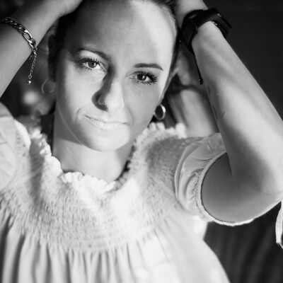 Kobieca sesja apartamentowa - modelka w białej sukience