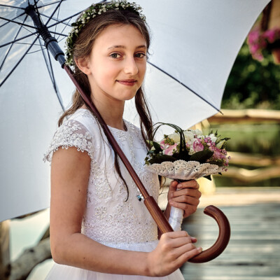 NAdia pozuje z parasolem - I Komunia Święta