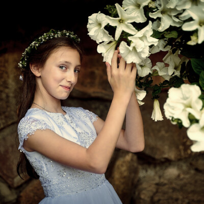 Nadia pozuje z kwiatami - sesja komunijna