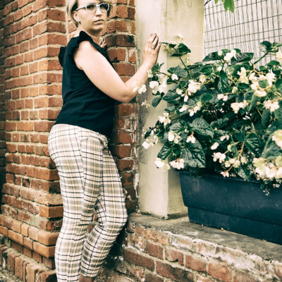 Modelka na tle ceglanego muru