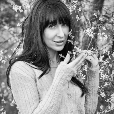 Ewa Sesja portretowa - modelka wśród kwitnących drzew