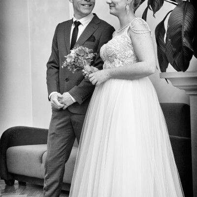 Para Młoda przed wejściem na salę ślubów