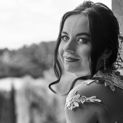 Pani młoda wygląda przez okno