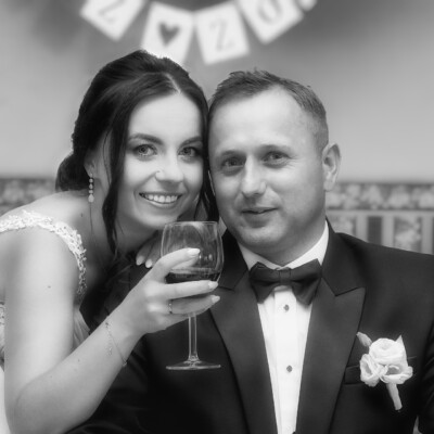 Para młoda wznosi toast