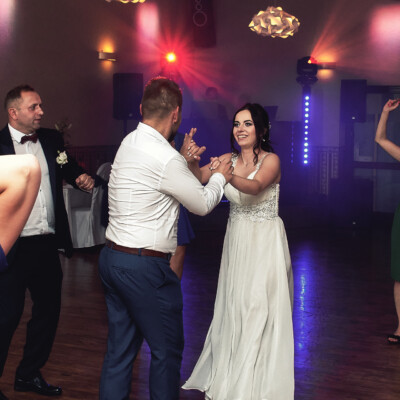 Pani Młoda tańczy z jednym z gości weselnych