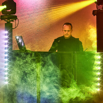 DJ podczas reportażu ślubnego na przyjęciu weselnym