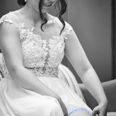 Pani młoda zakłada podwiązkę - przygotowania do ślubu