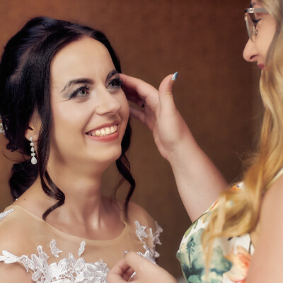 Świadkowa poprawia wygląd Pani Młodej