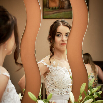 Odbicie Pani młodej w lustrze