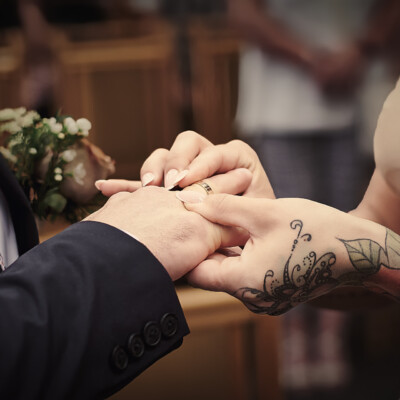 Nakładanie obrączki - reportaż ślubny w Łodzi
