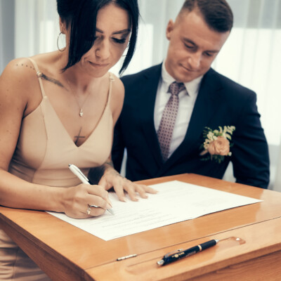 Reportaż ślubny - podpisanie dokumentów
